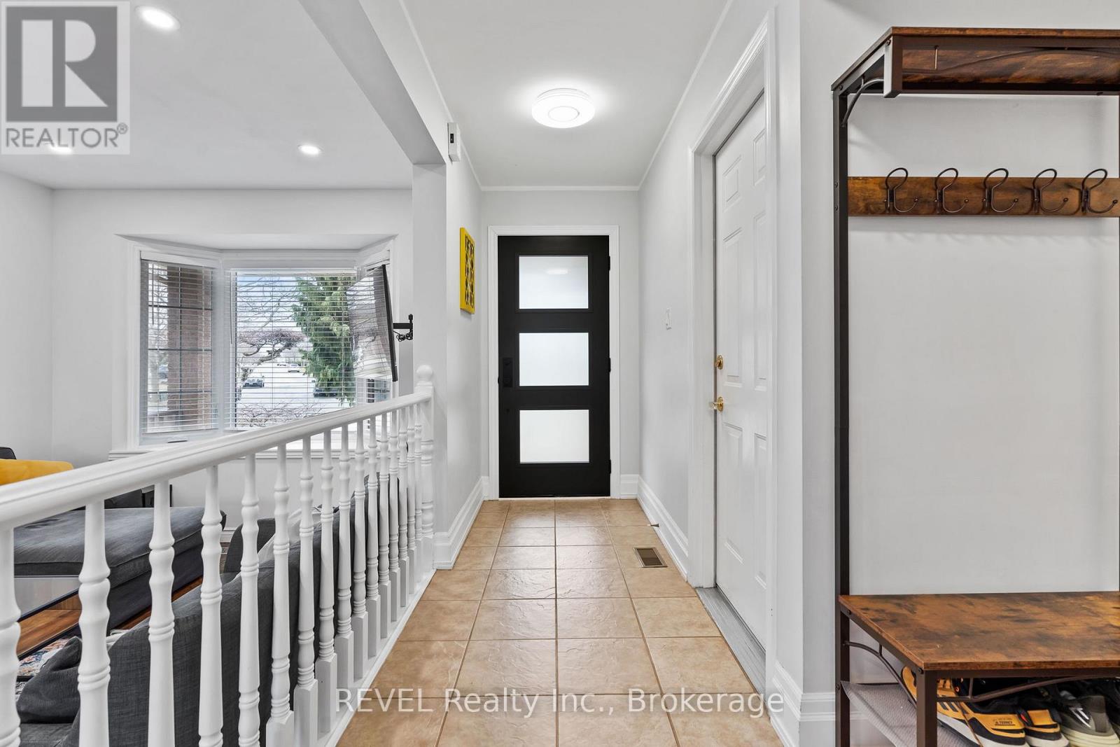 57 Tomahawk Drive, Grimsby, Ontario  L3M 5G5 - Photo 4 - X12902276