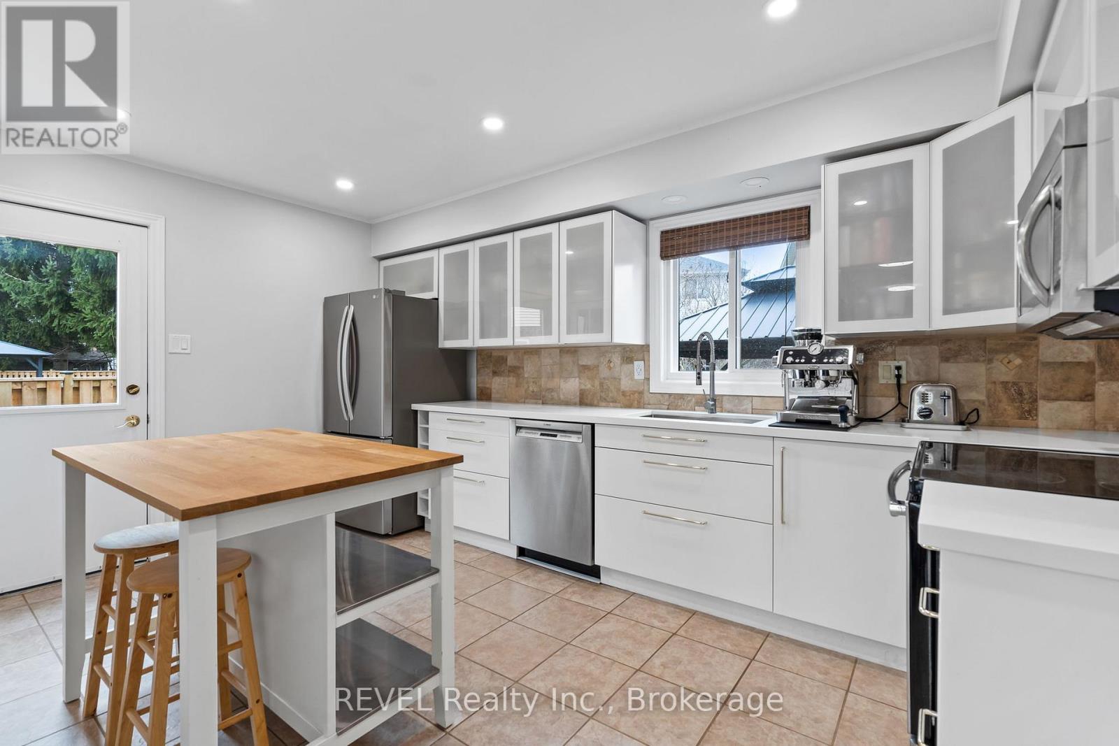 57 Tomahawk Drive, Grimsby, Ontario  L3M 5G5 - Photo 9 - X12902276