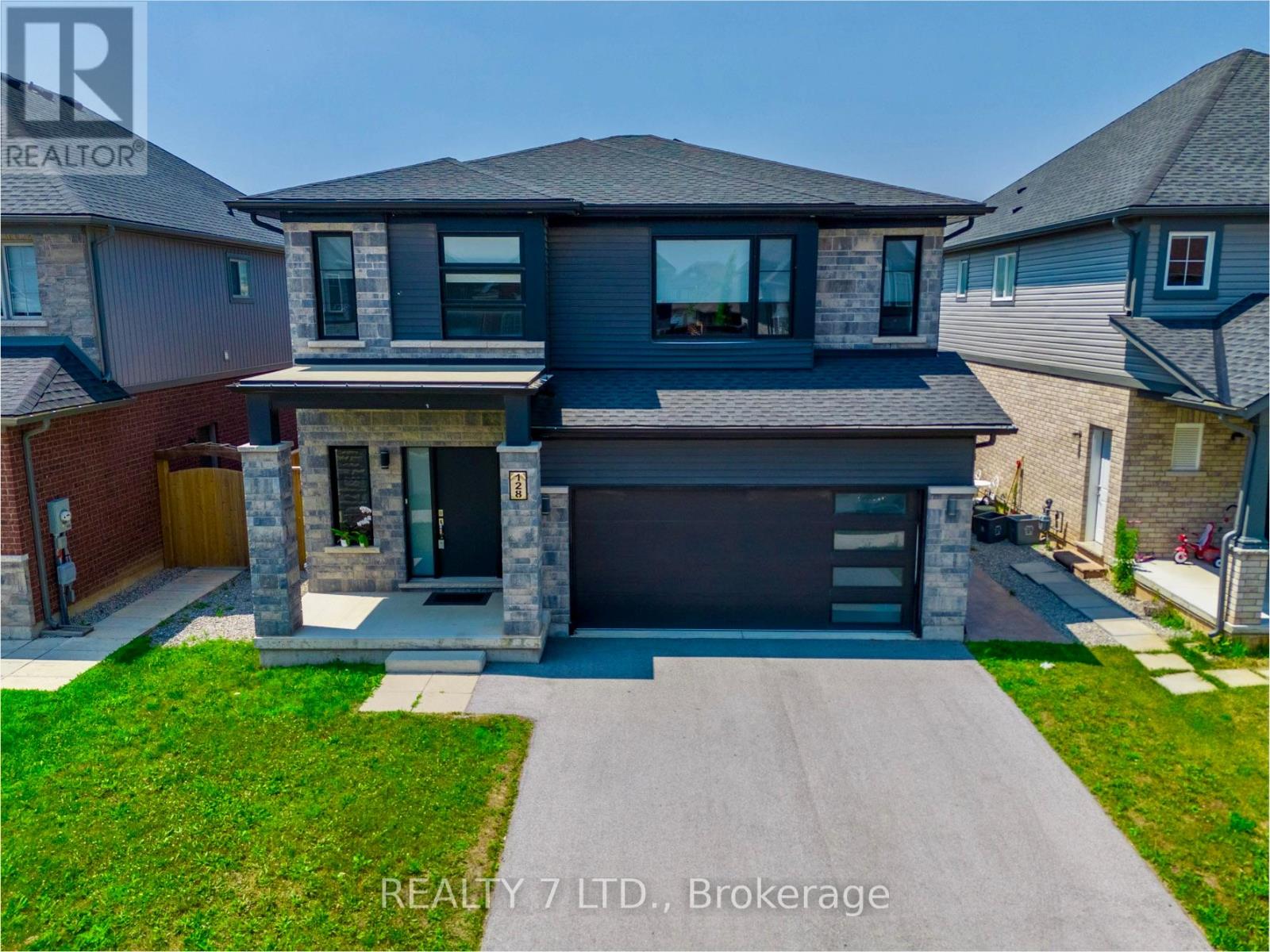 128 Susan Drive, Pelham, Ontario  L0S 1E6 - Photo 2 - X12902304