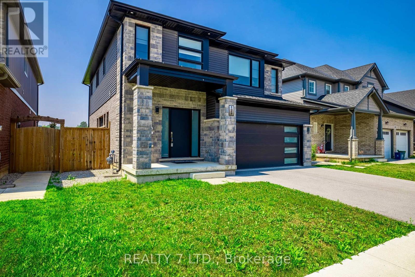 128 Susan Drive, Pelham, Ontario  L0S 1E6 - Photo 3 - X12902304