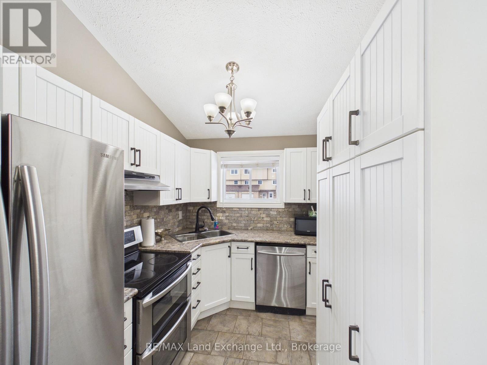 655 Hunter Street, Kincardine, Ontario  N2Z 1S2 - Photo 8 - X12902306