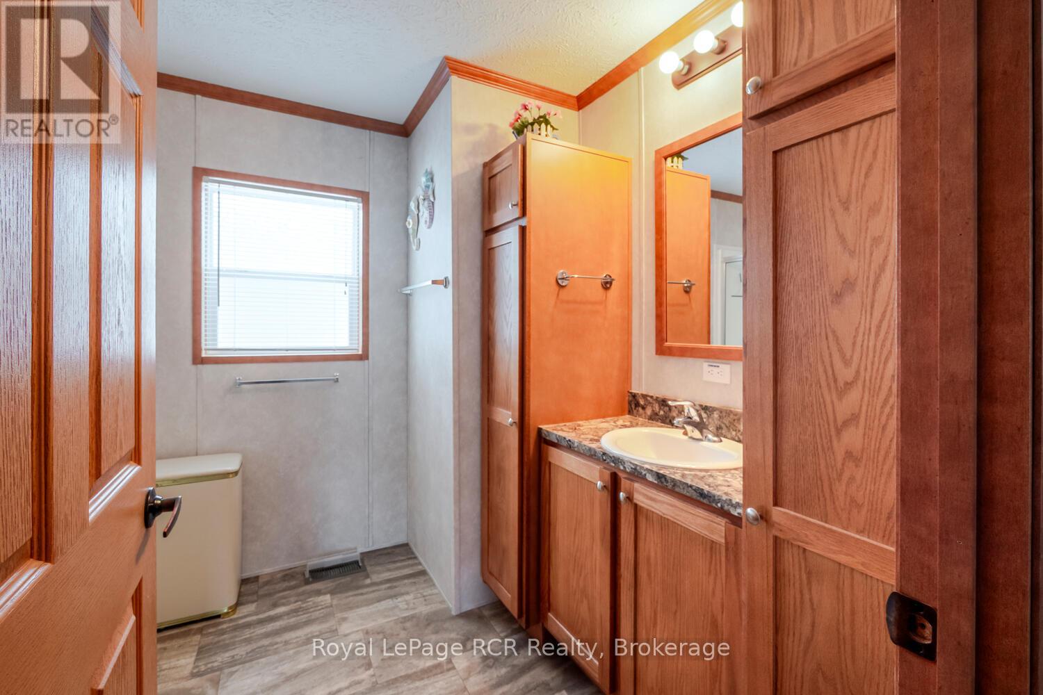 37 Sussex Square, Georgian Bluffs, Ontario  N4K 5N5 - Photo 23 - X12902324