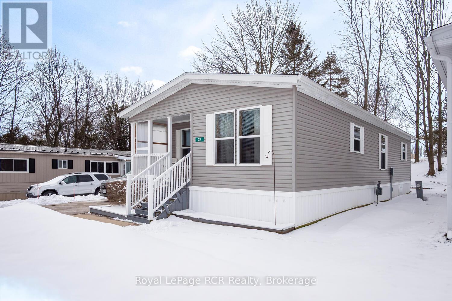 37 Sussex Square, Georgian Bluffs, Ontario  N4K 5N5 - Photo 3 - X12902324