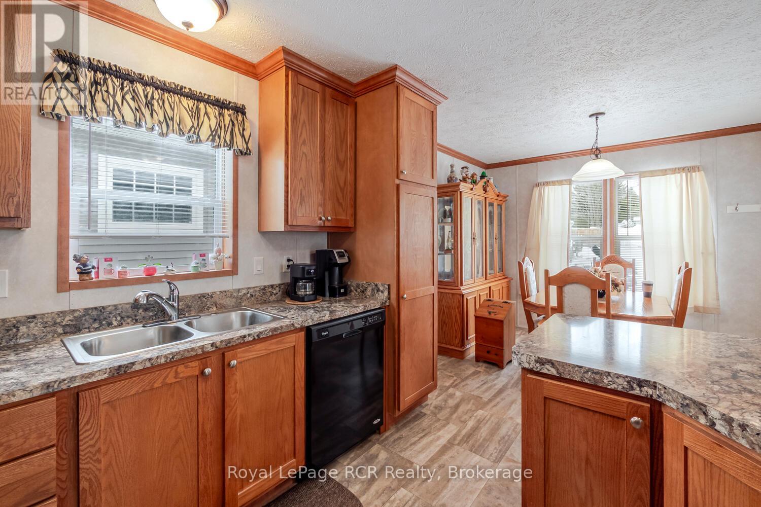 37 Sussex Square, Georgian Bluffs, Ontario  N4K 5N5 - Photo 8 - X12902324