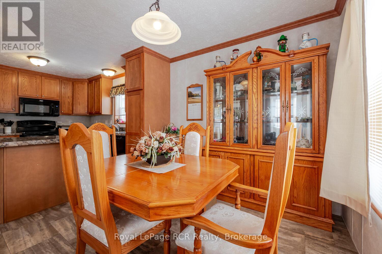 37 Sussex Square, Georgian Bluffs, Ontario  N4K 5N5 - Photo 9 - X12902324