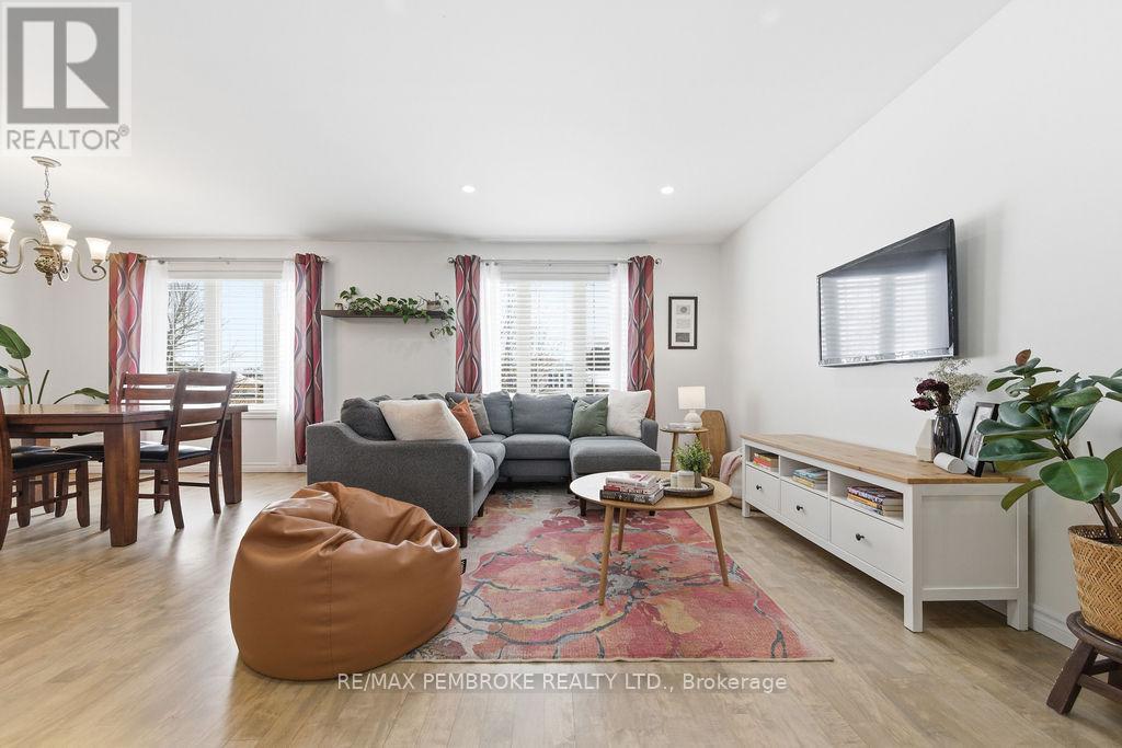 17 Greenvale Crescent, Petawawa, Ontario  K8H 3S2 - Photo 10 - X12902336