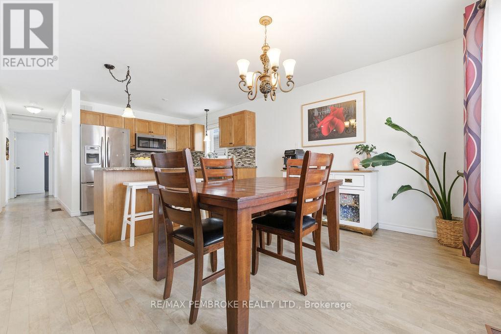 17 Greenvale Crescent, Petawawa, Ontario  K8H 3S2 - Photo 12 - X12902336