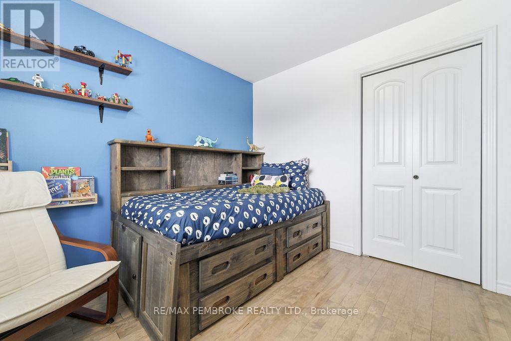 17 Greenvale Crescent, Petawawa, Ontario  K8H 3S2 - Photo 17 - X12902336