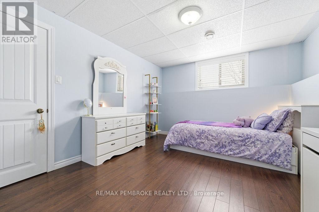 17 Greenvale Crescent, Petawawa, Ontario  K8H 3S2 - Photo 20 - X12902336