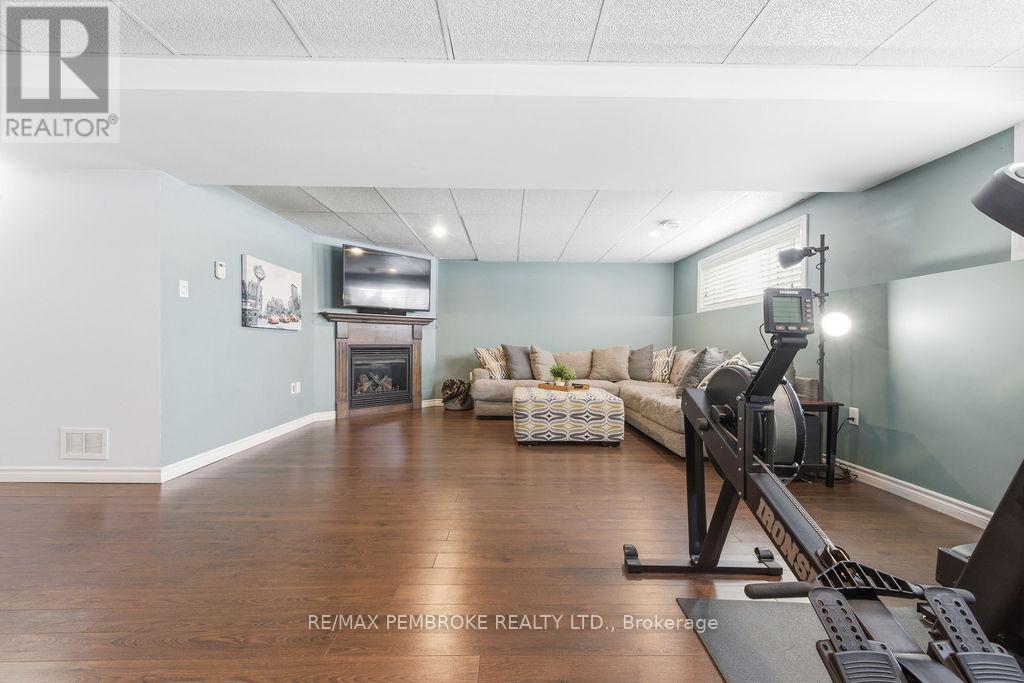 17 Greenvale Crescent, Petawawa, Ontario  K8H 3S2 - Photo 23 - X12902336