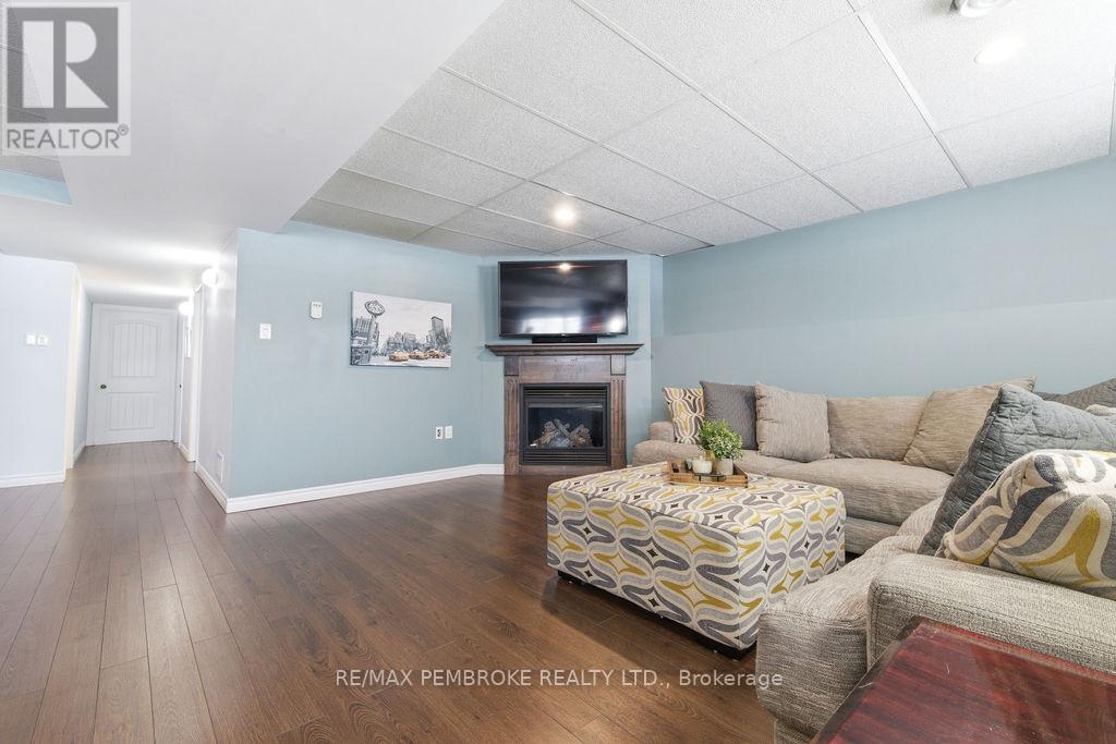 17 Greenvale Crescent, Petawawa, Ontario  K8H 3S2 - Photo 24 - X12902336