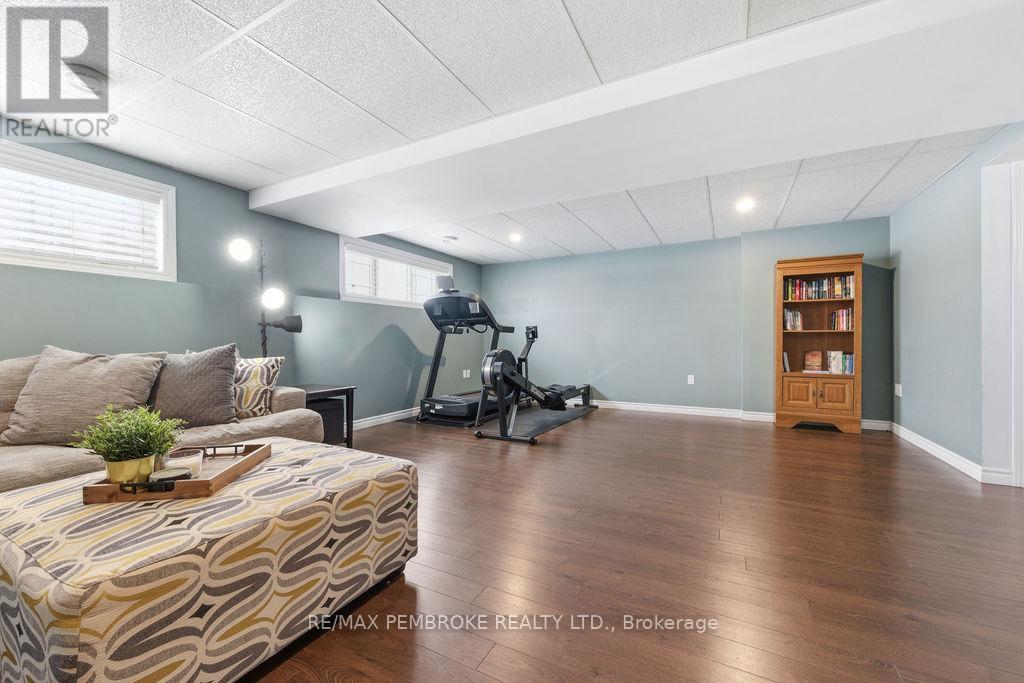 17 Greenvale Crescent, Petawawa, Ontario  K8H 3S2 - Photo 25 - X12902336