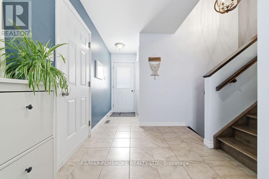 17 Greenvale Crescent, Petawawa, Ontario  K8H 3S2 - Photo 3 - X12902336