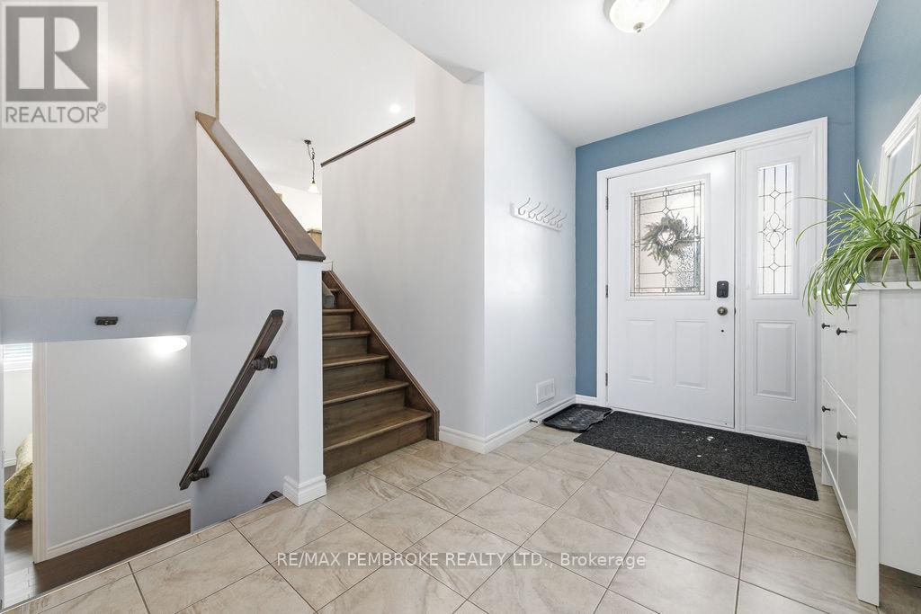 17 Greenvale Crescent, Petawawa, Ontario  K8H 3S2 - Photo 4 - X12902336