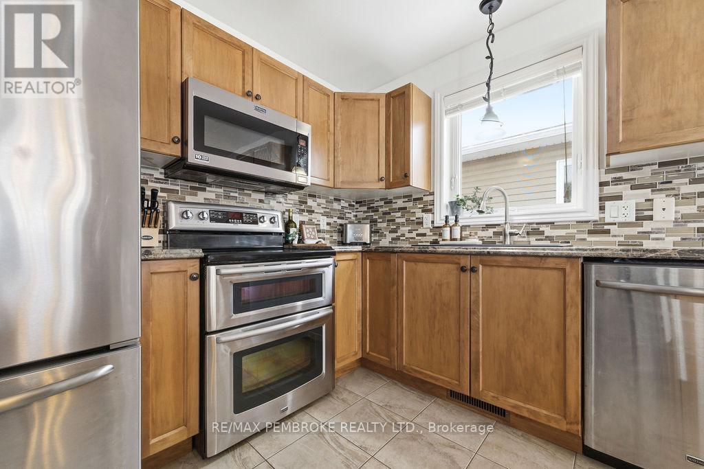 17 Greenvale Crescent, Petawawa, Ontario  K8H 3S2 - Photo 5 - X12902336