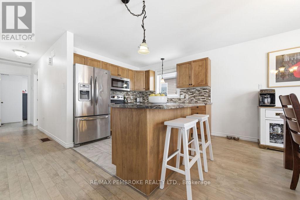 17 Greenvale Crescent, Petawawa, Ontario  K8H 3S2 - Photo 6 - X12902336