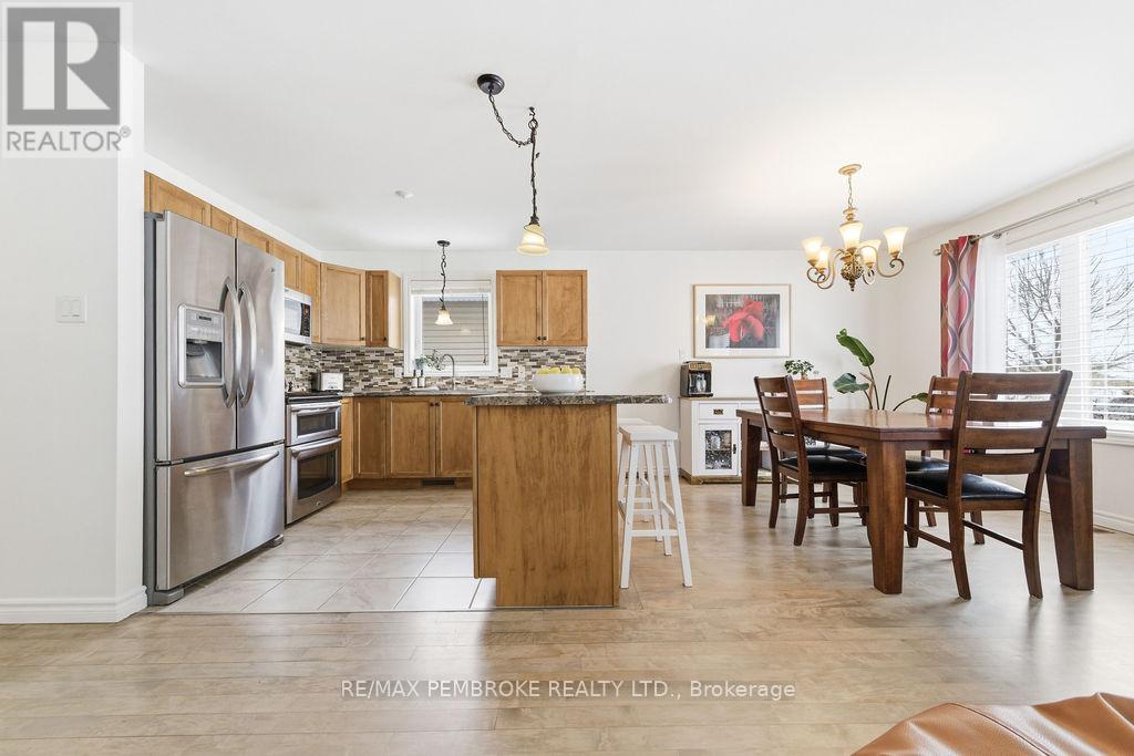 17 Greenvale Crescent, Petawawa, Ontario  K8H 3S2 - Photo 8 - X12902336