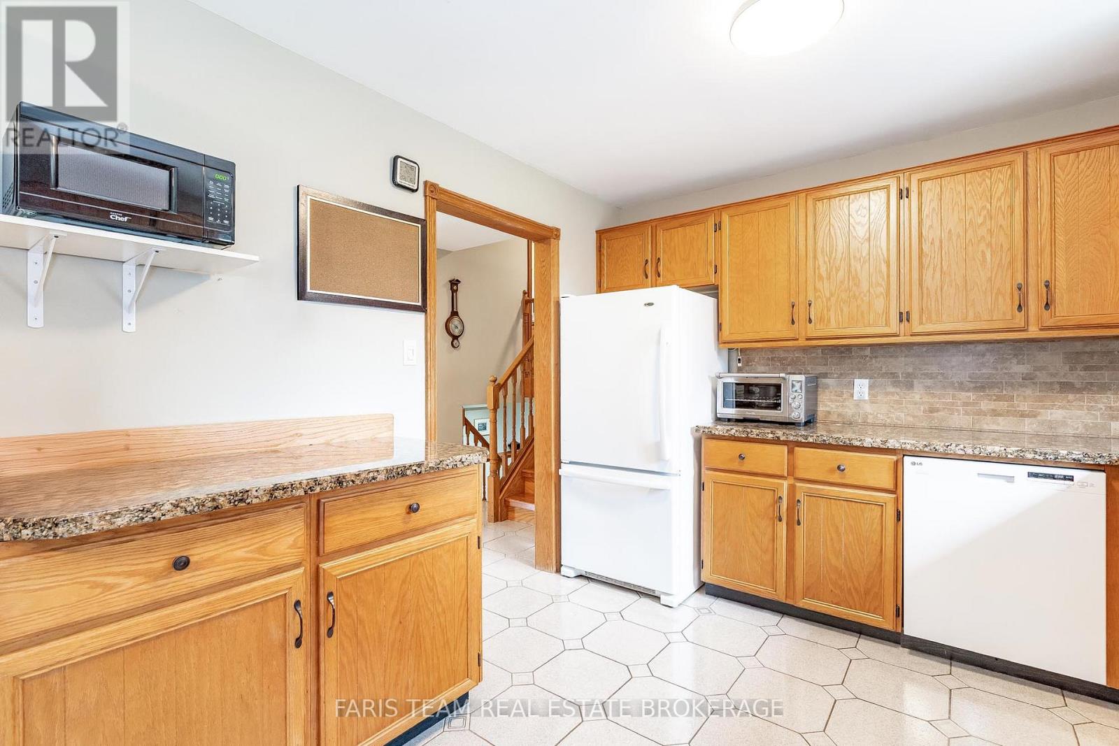 856 Church Drive, Innisfil, Ontario  L0L 1K0 - Photo 5 - N12902376