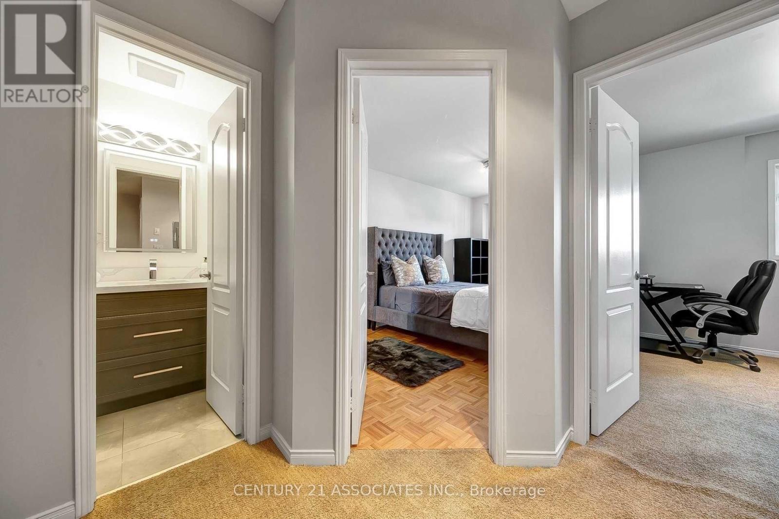 12 - 615 Shoreline Drive, Mississauga, Ontario  L5B 4K4 - Photo 1 - W12902360