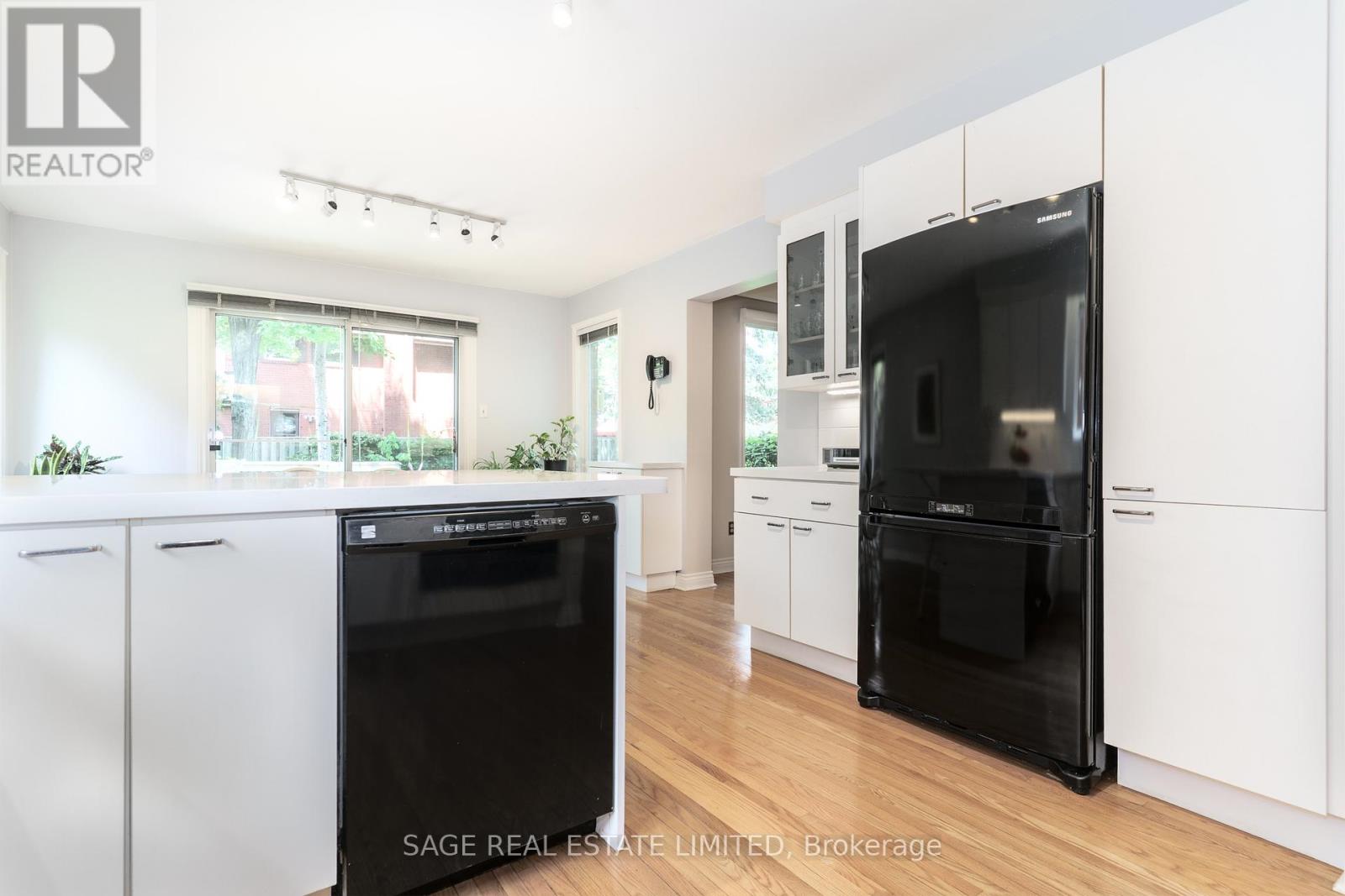 1859 Sherwood Forrest Circle, Mississauga, Ontario  L5K 2G6 - Photo 12 - W12899148