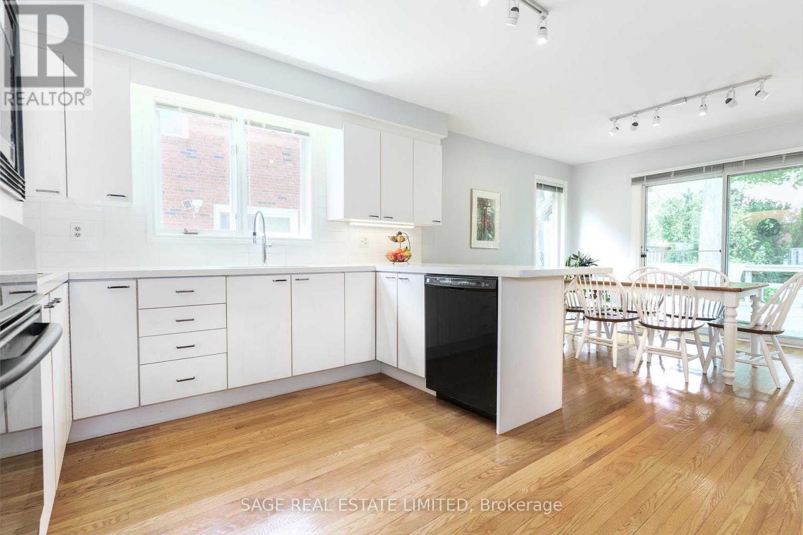 1859 Sherwood Forrest Circle, Mississauga, Ontario  L5K 2G6 - Photo 10 - W12899148