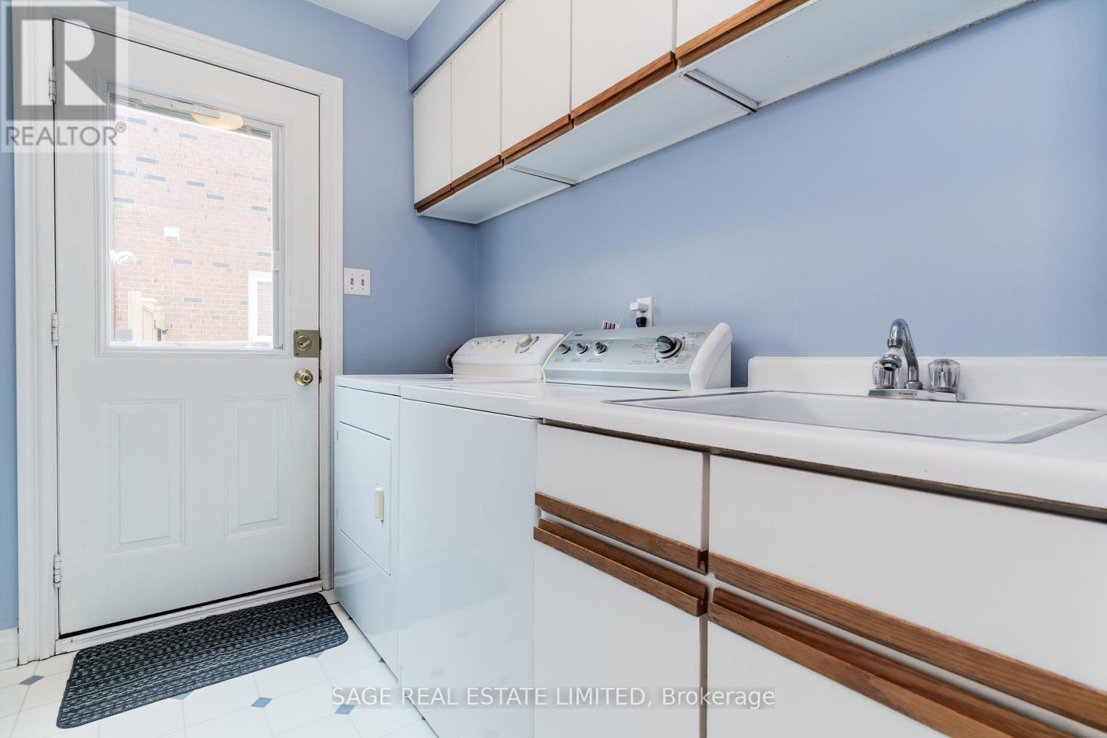 1859 Sherwood Forrest Circle, Mississauga, Ontario  L5K 2G6 - Photo 17 - W12899148