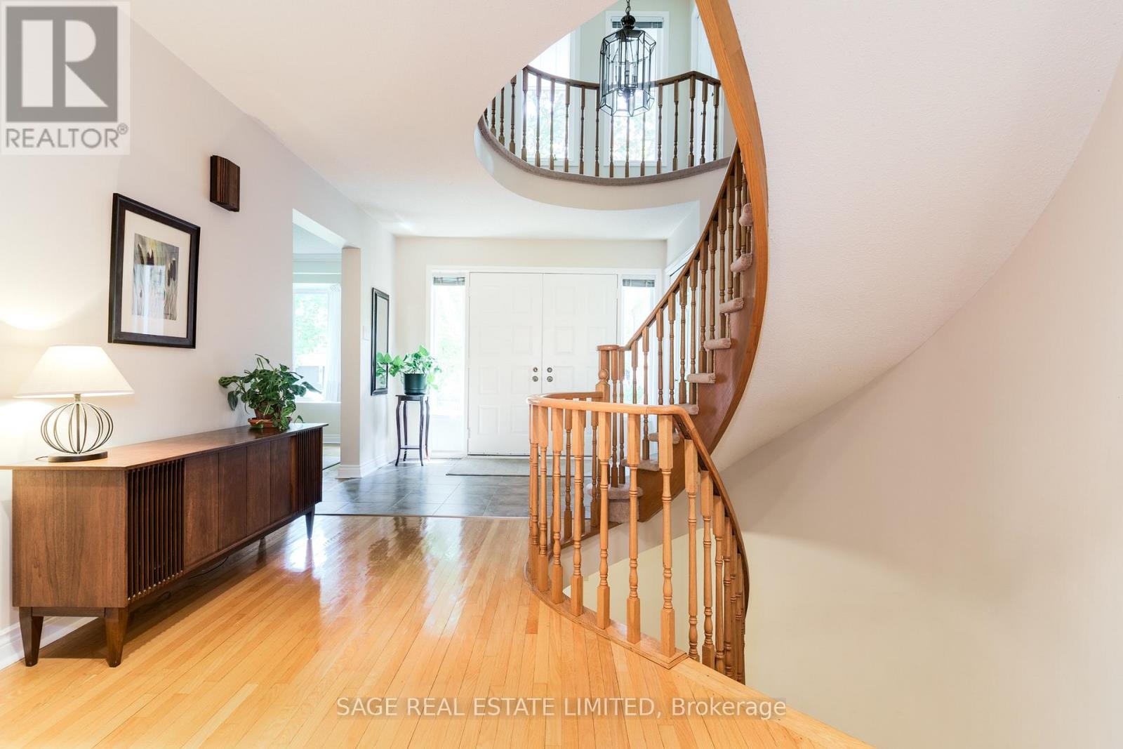 1859 Sherwood Forrest Circle, Mississauga, Ontario  L5K 2G6 - Photo 7 - W12899148