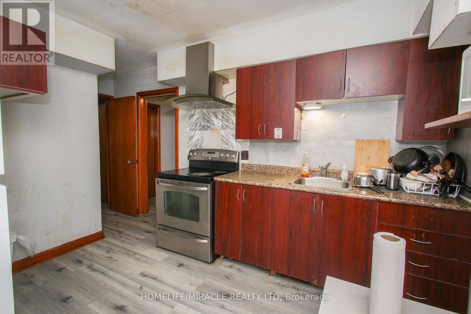 Photo 18 of 50 for 1171 Oxford Street E