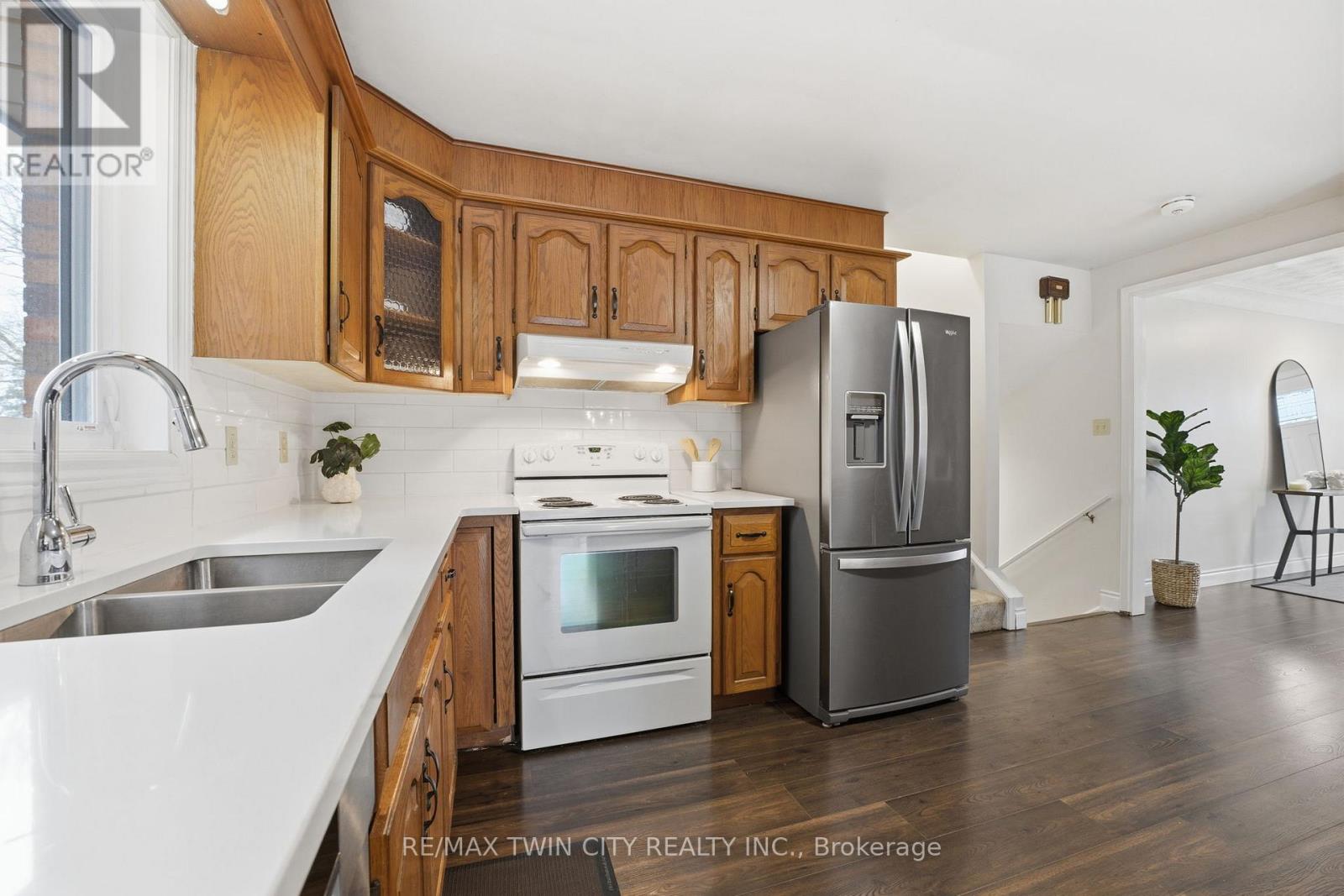 235 Elliott Street, Cambridge, Ontario  N1R 2L2 - Photo 11 - X12899130