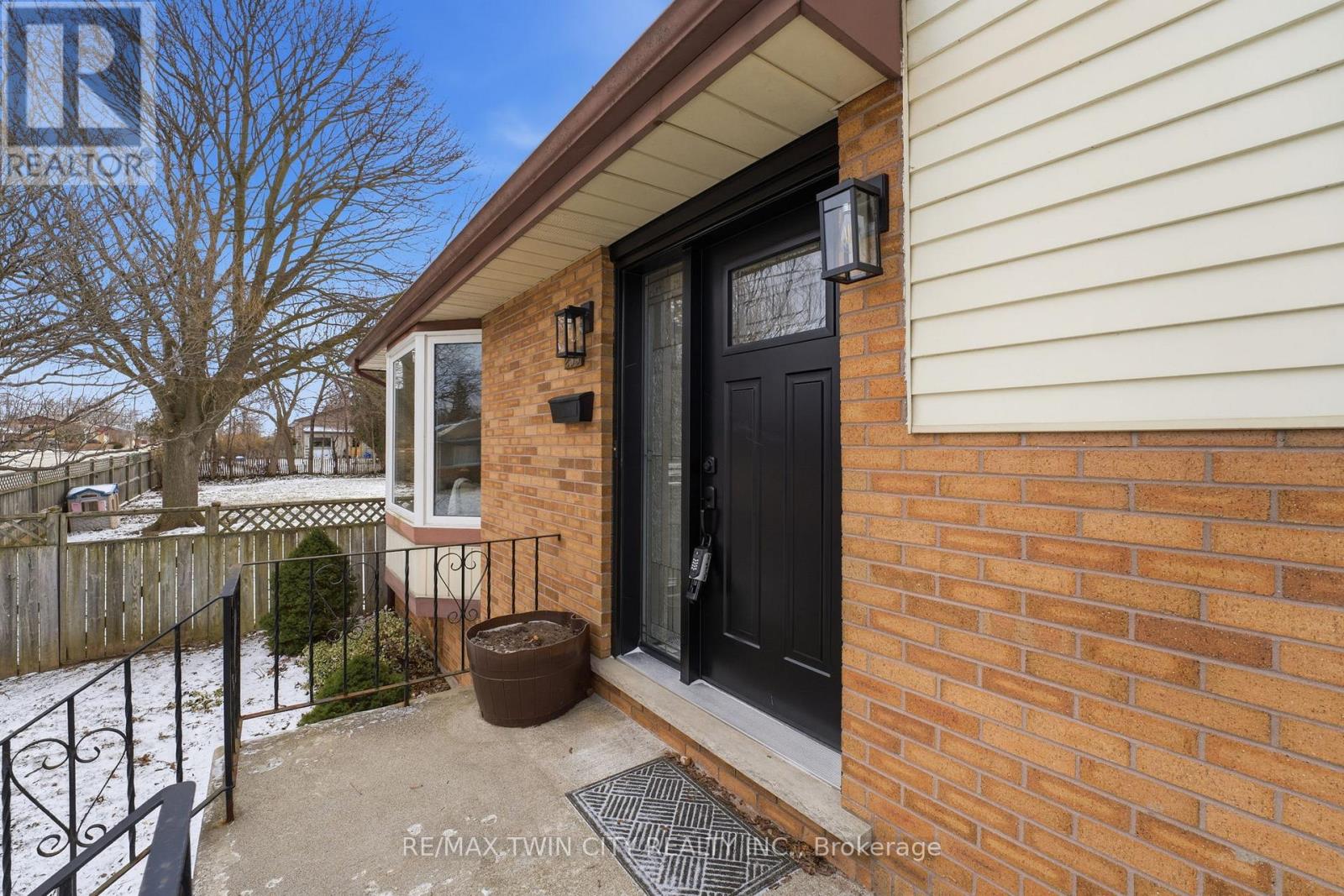235 Elliott Street, Cambridge, Ontario  N1R 2L2 - Photo 3 - X12899130
