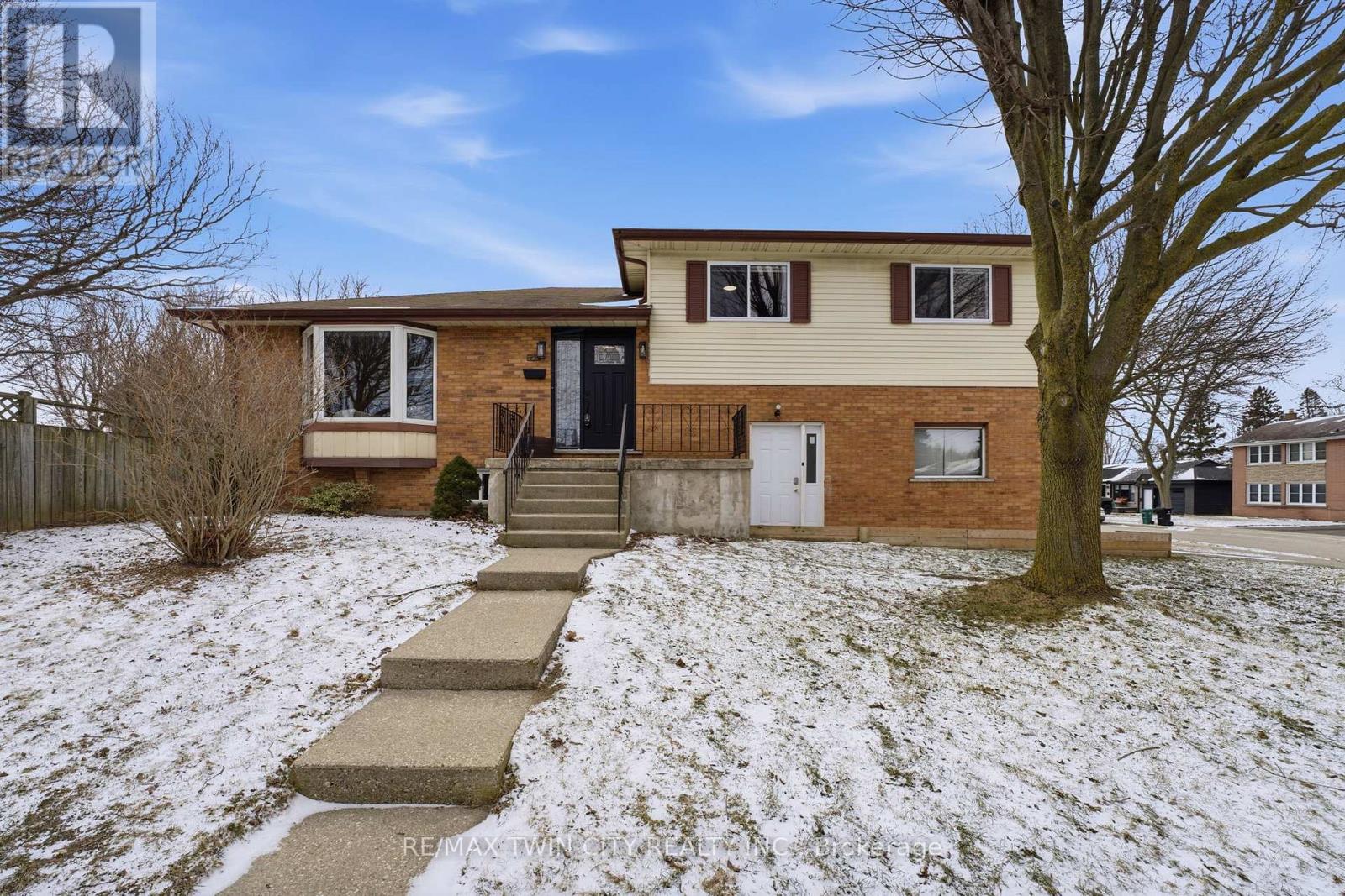 235 Elliott Street, Cambridge, Ontario  N1R 2L2 - Photo 2 - X12899130