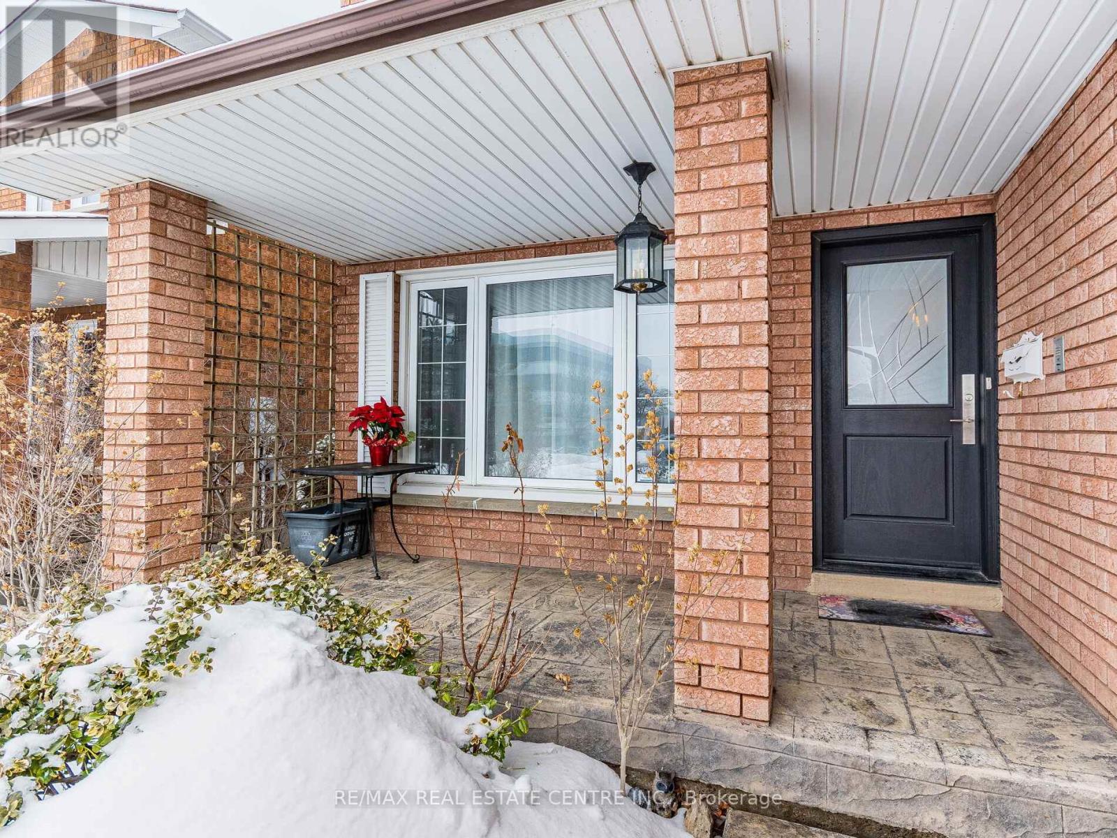 9 Turtlecreek Boulevard, Brampton, Ontario  L6W 3Y4 - Photo 3 - W12902388