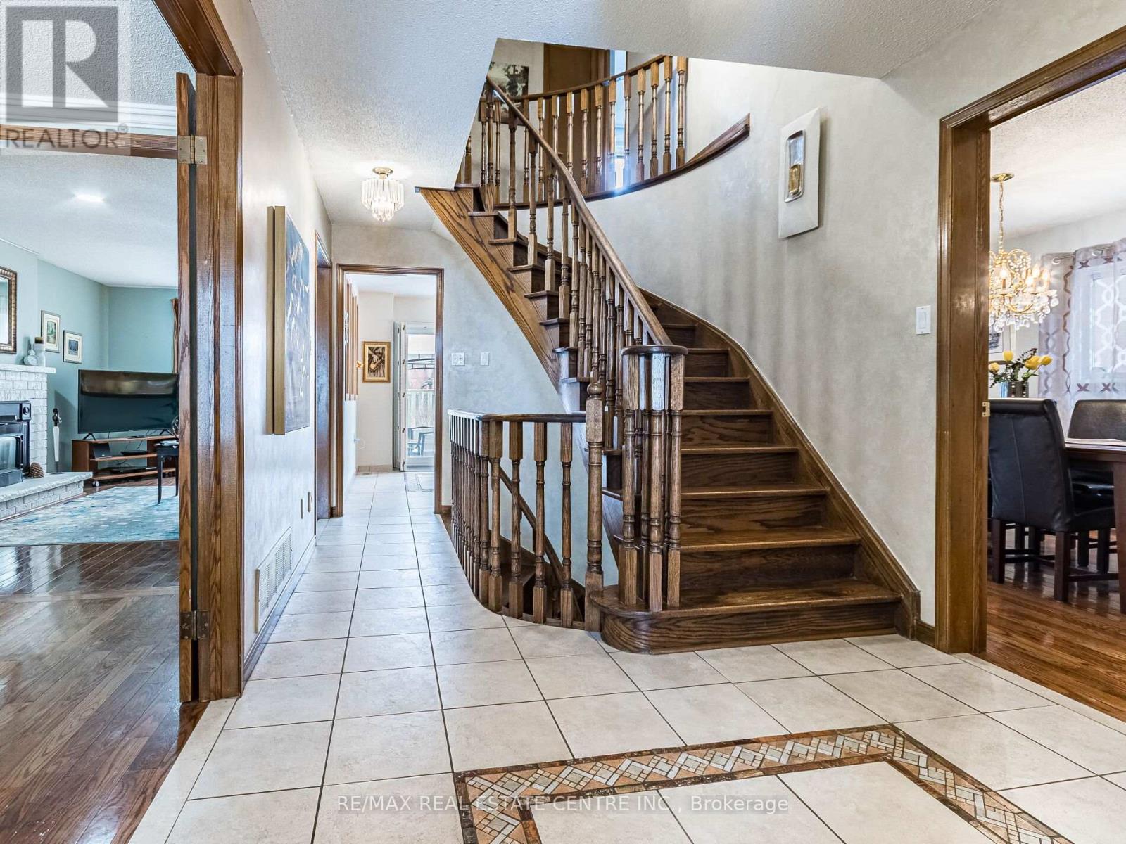 9 Turtlecreek Boulevard, Brampton, Ontario  L6W 3Y4 - Photo 5 - W12902388