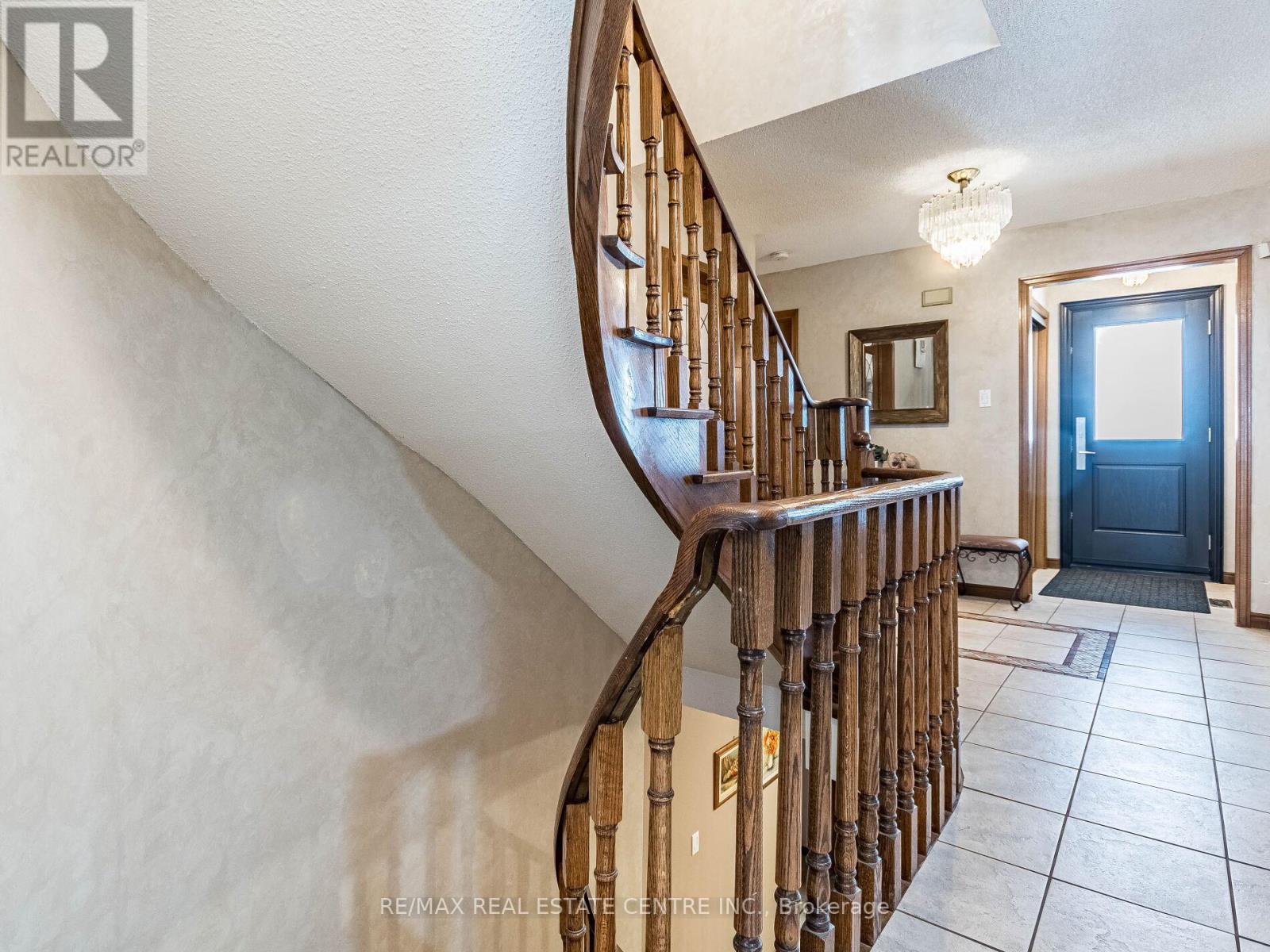 9 Turtlecreek Boulevard, Brampton, Ontario  L6W 3Y4 - Photo 7 - W12902388