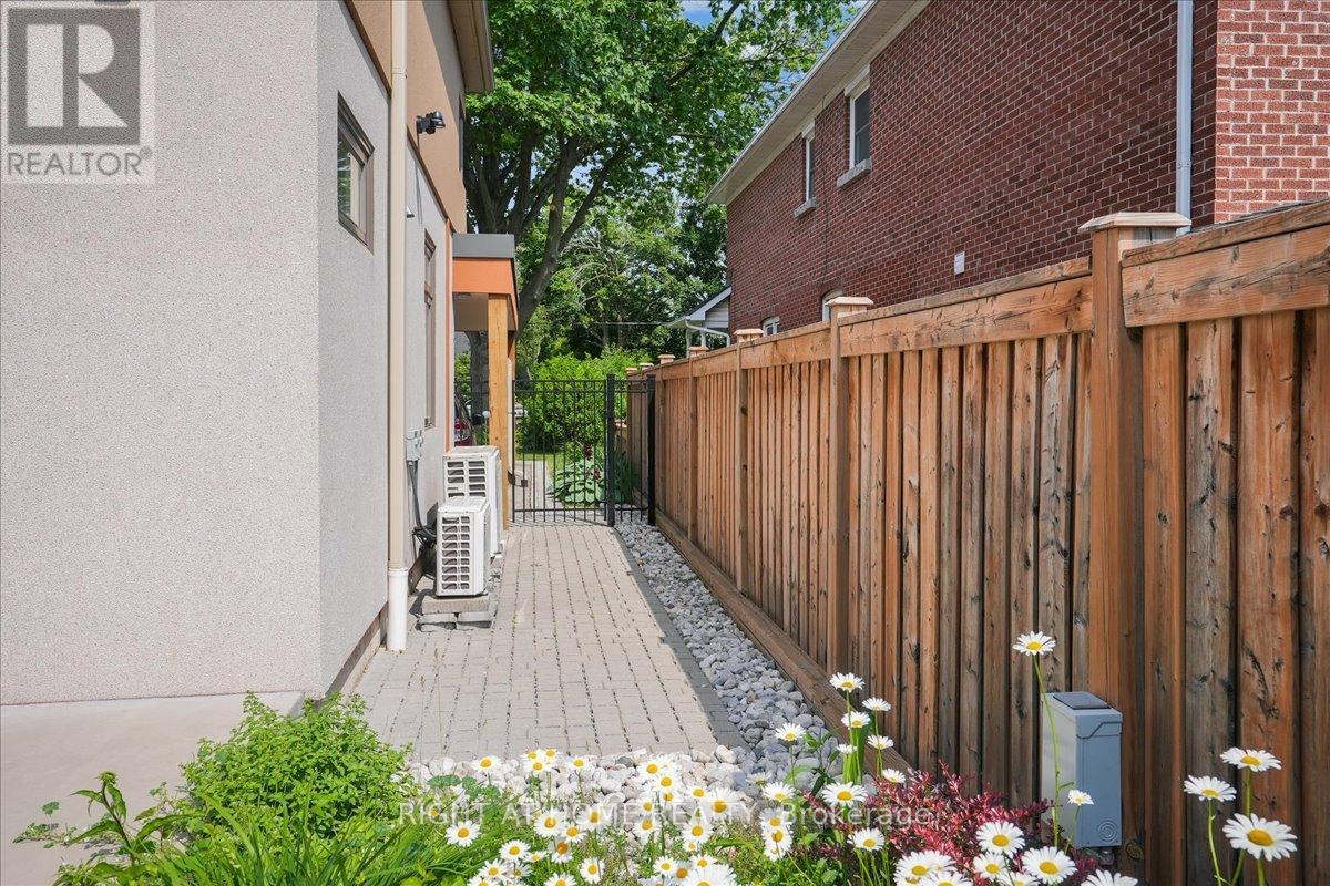 704 Cedar Avenue, Burlington, Ontario  L7T 2R7 - Photo 37 - W12902398