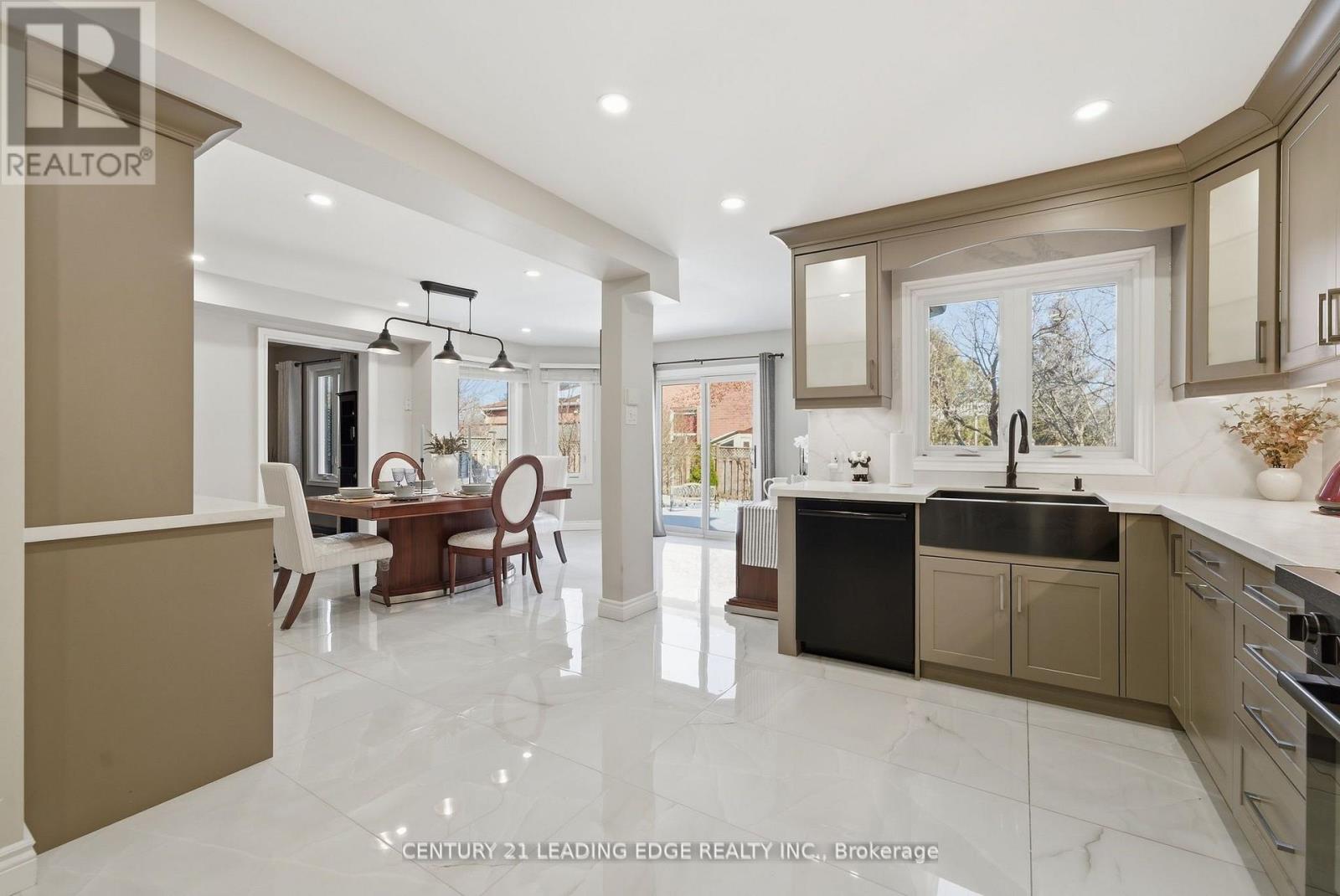 65 Forest Heights Street, Whitby, Ontario  L1R 1X4 - Photo 13 - E12902588