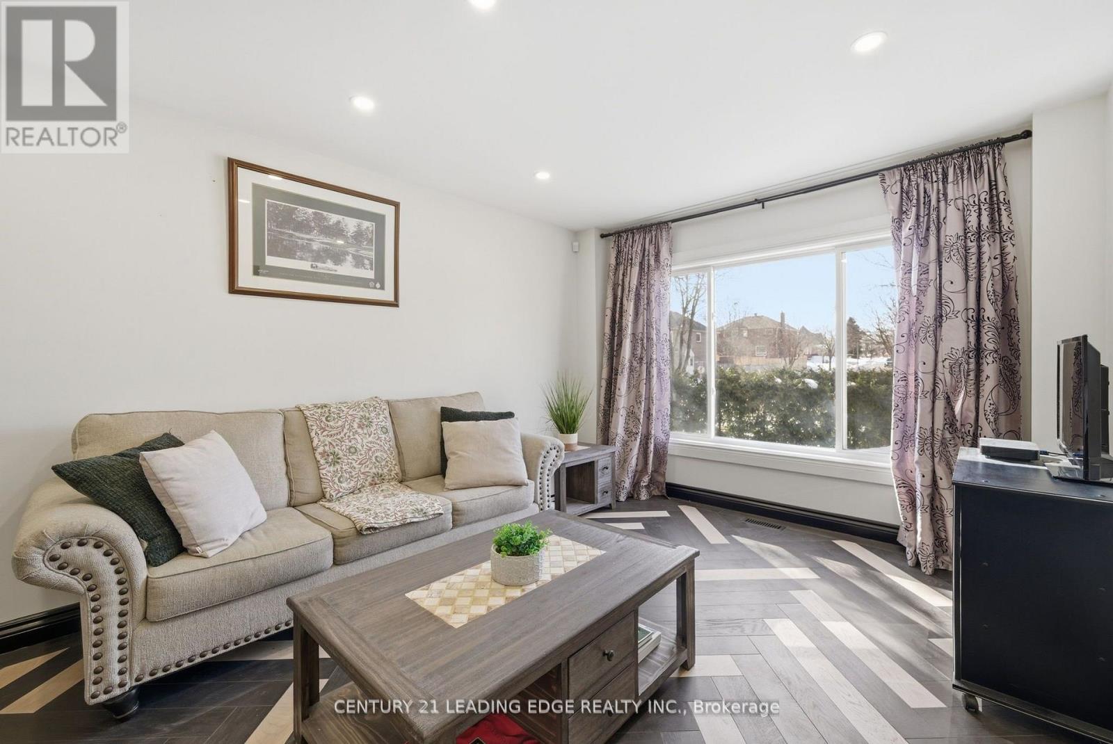 65 Forest Heights Street, Whitby, Ontario  L1R 1X4 - Photo 4 - E12902588