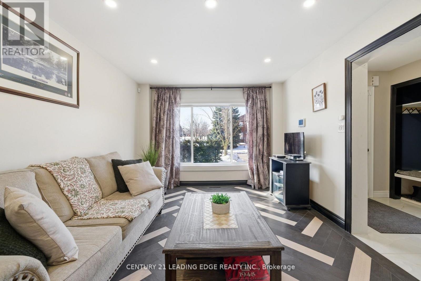 65 Forest Heights Street, Whitby, Ontario  L1R 1X4 - Photo 5 - E12902588