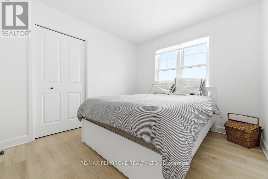 38 Terrance Drive, Petawawa, Ontario  K8H 0H3 - Photo 10 - X12902570