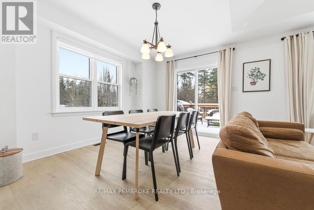 38 Terrance Drive, Petawawa, Ontario  K8H 0H3 - Photo 13 - X12902570