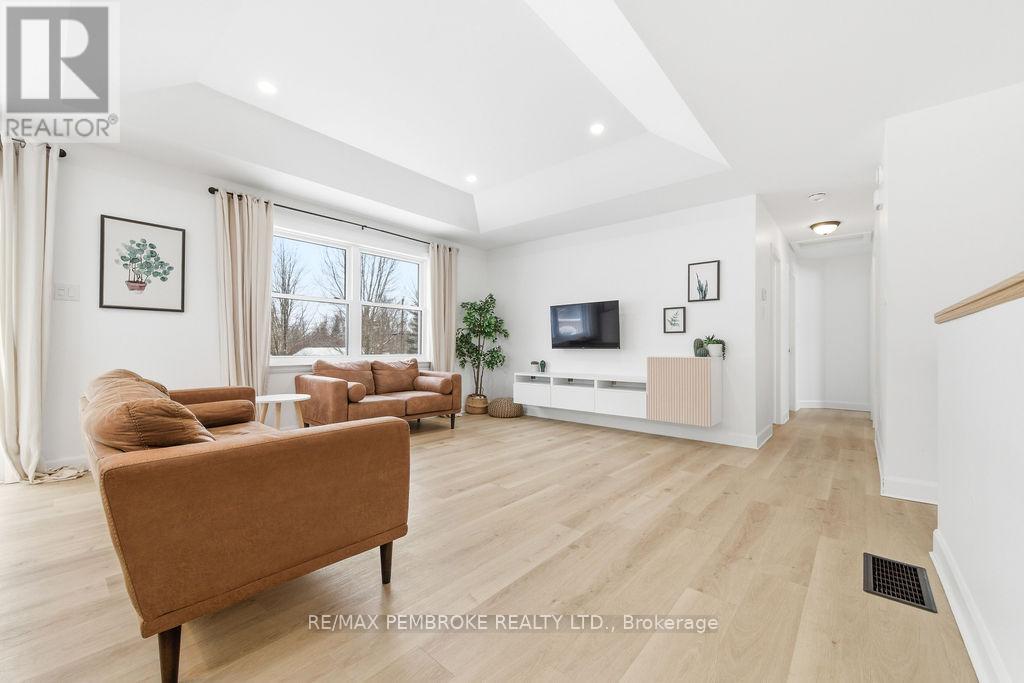 38 Terrance Drive, Petawawa, Ontario  K8H 0H3 - Photo 15 - X12902570