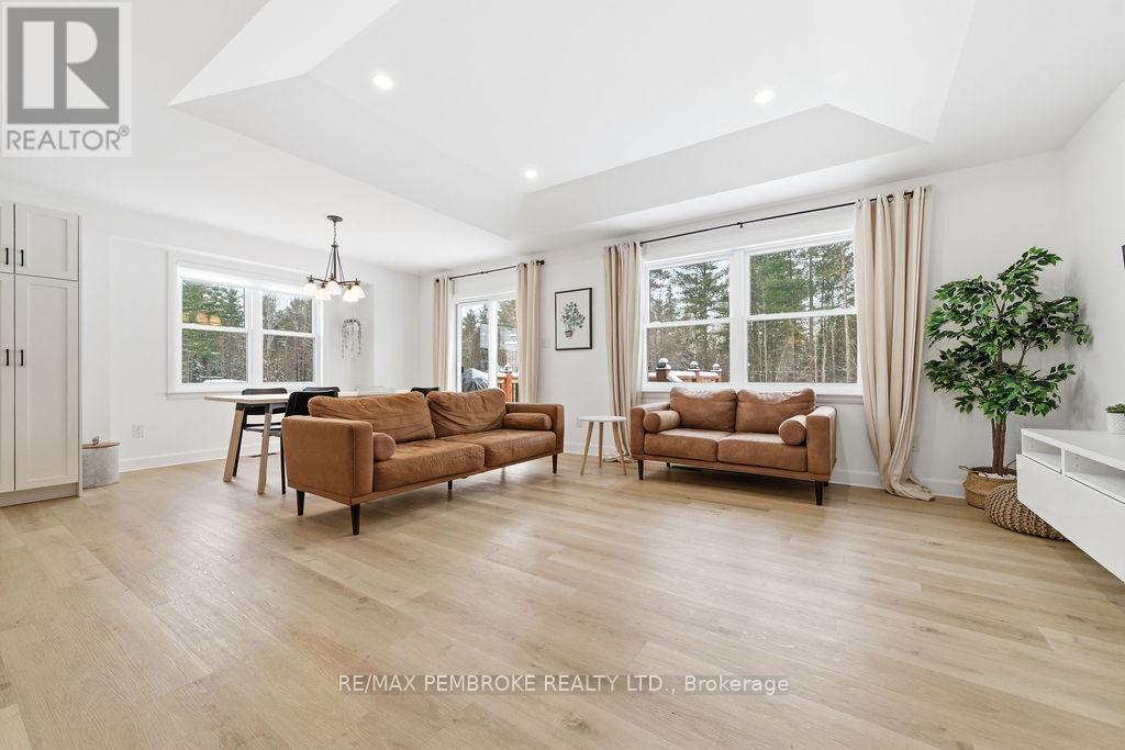 38 Terrance Drive, Petawawa, Ontario  K8H 0H3 - Photo 17 - X12902570