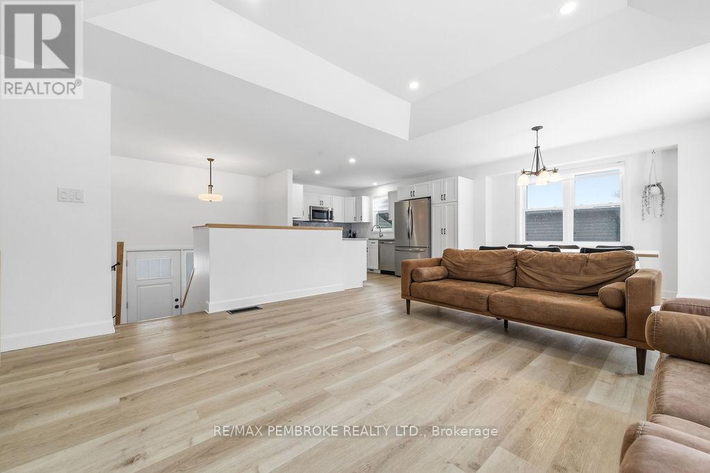 38 Terrance Drive, Petawawa, Ontario  K8H 0H3 - Photo 18 - X12902570