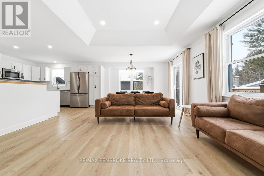 38 Terrance Drive, Petawawa, Ontario  K8H 0H3 - Photo 19 - X12902570