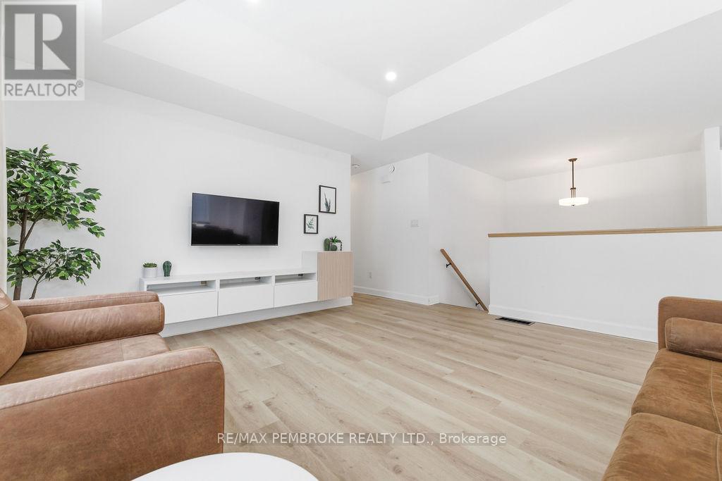 38 Terrance Drive, Petawawa, Ontario  K8H 0H3 - Photo 20 - X12902570