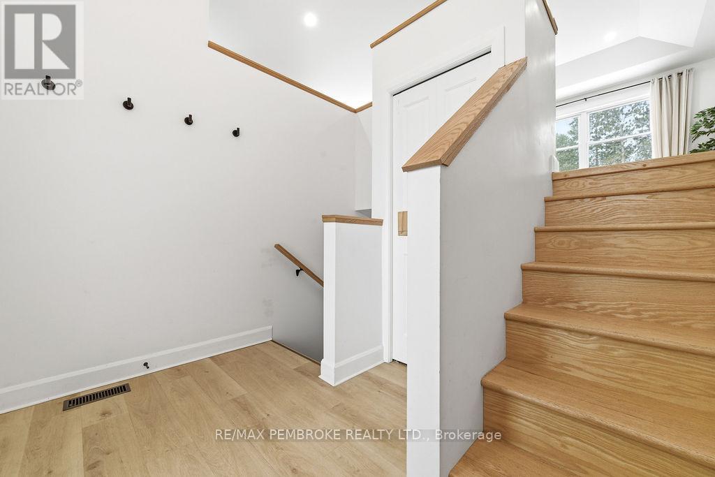 38 Terrance Drive, Petawawa, Ontario  K8H 0H3 - Photo 3 - X12902570