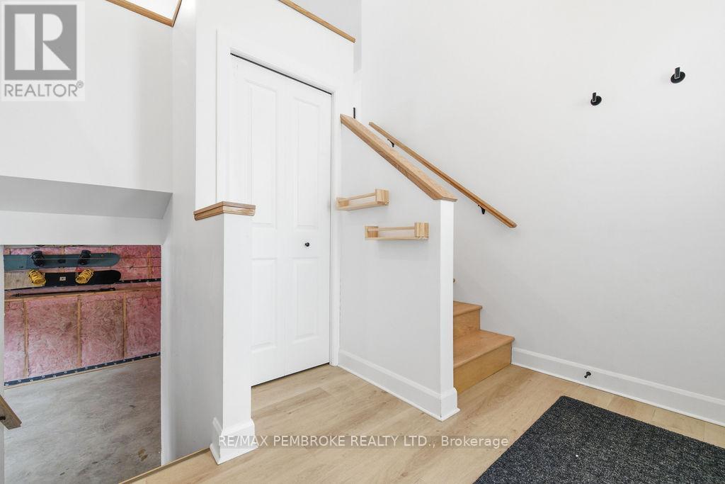 38 Terrance Drive, Petawawa, Ontario  K8H 0H3 - Photo 4 - X12902570