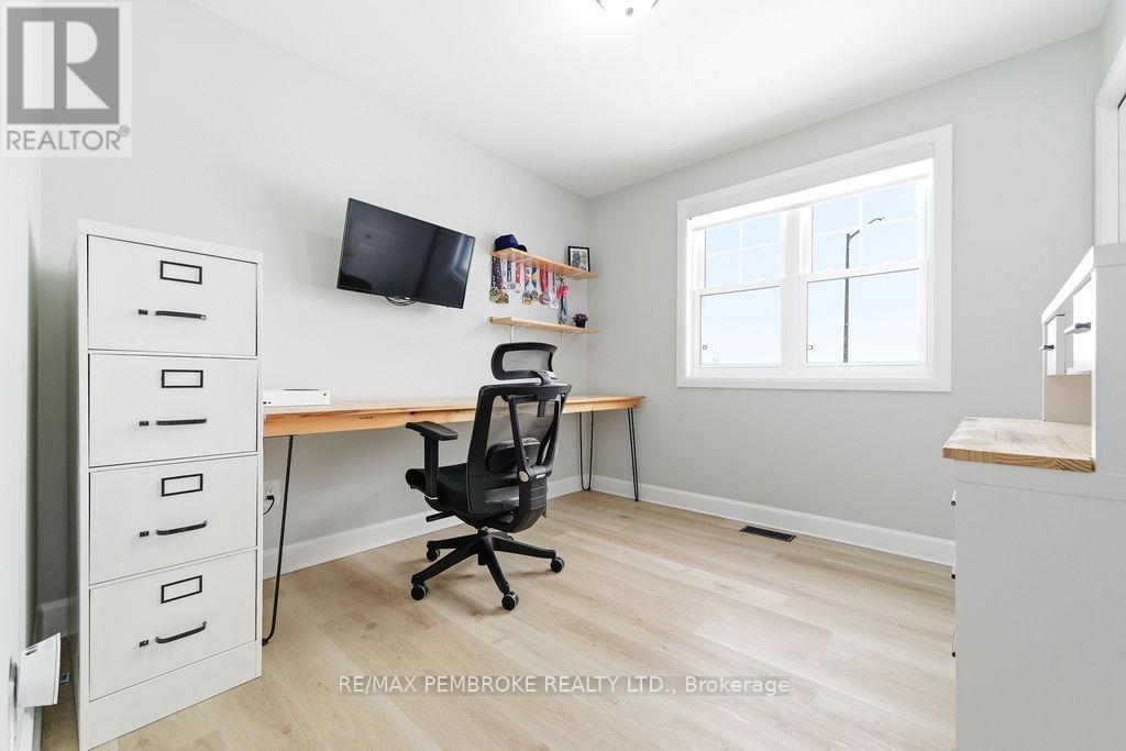 38 Terrance Drive, Petawawa, Ontario  K8H 0H3 - Photo 5 - X12902570