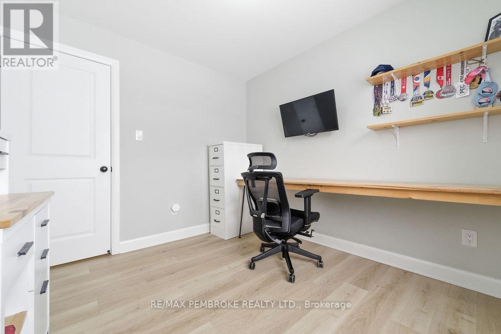 38 Terrance Drive, Petawawa, Ontario  K8H 0H3 - Photo 6 - X12902570