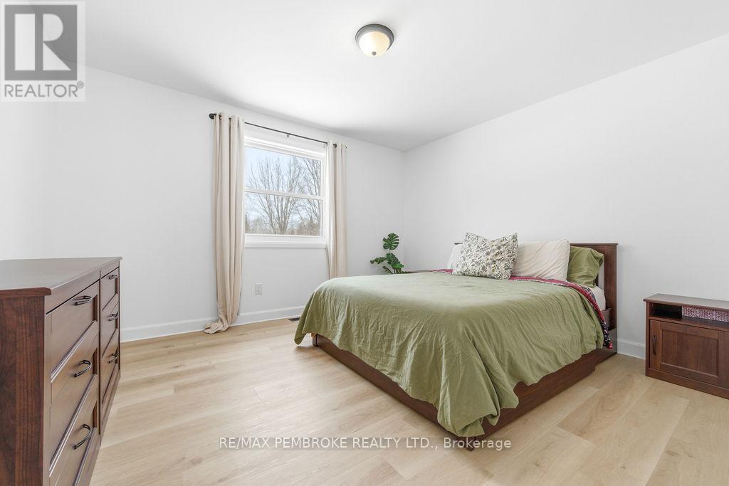 38 Terrance Drive, Petawawa, Ontario  K8H 0H3 - Photo 7 - X12902570